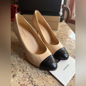 Chanel interlocking logo beige/black pumps 40.5